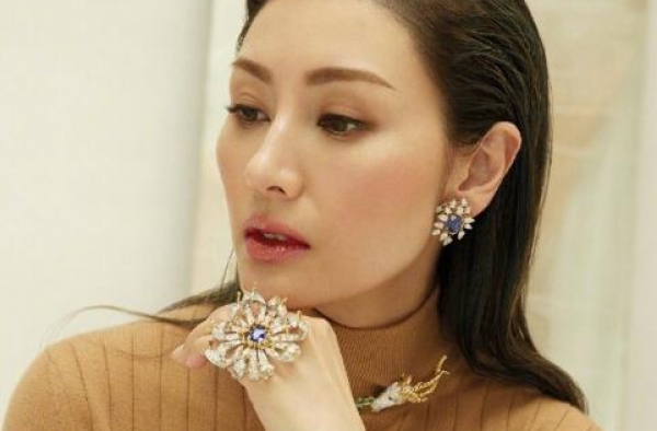 50岁李嘉欣近照曝光，浓妆遮不住皱纹，造型网红仙气全无