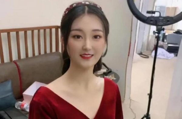 大衣哥儿媳种葱作秀又被批，手带大钻戒做美甲，动作生疏速度很慢