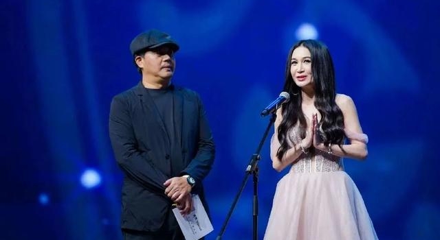 华鼎奖：李小冉事业线吸睛，毛晓彤露背女神，《庆余年》颗粒无收