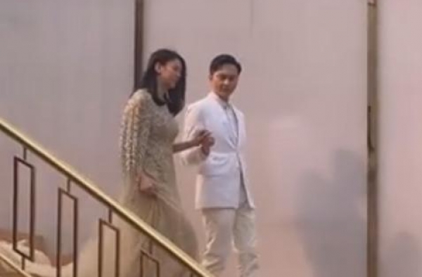 最美港姐袁咏仪中年发福，裙子太紧显腰粗，手臂粗壮十分抢镜