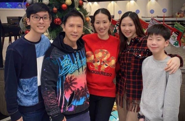 57岁巨星甄子丹晒全家福，25岁长子与继母同框，力破不和传闻