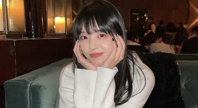 王中磊女儿王文也近照曝光，黑长直发型太显清纯，颜值变高不少