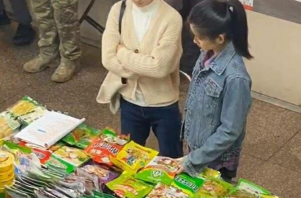 赵丽颖菜市场路透照曝光，打扮朴素认不出，身形单薄比旁人小一圈