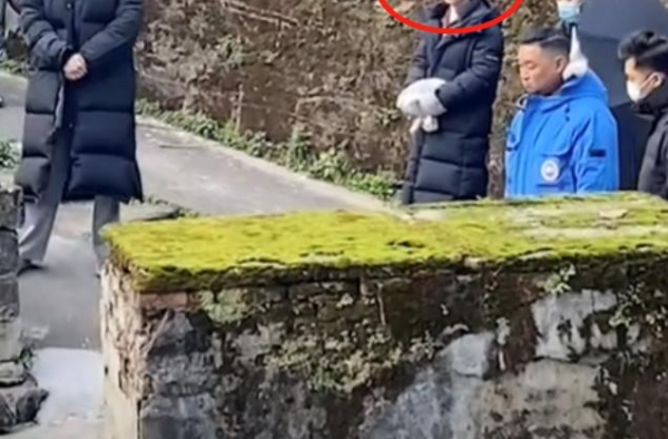 赵丽颖现身乡村拍戏，疑被居民骂到不开心，见人偷拍直接翻白眼