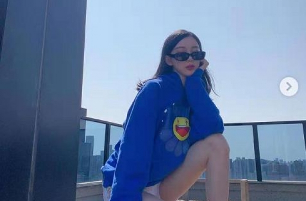 潘玮柏小14岁娇妻玩下衣失踪，穿短裤秀大长腿，两人互动太甜蜜