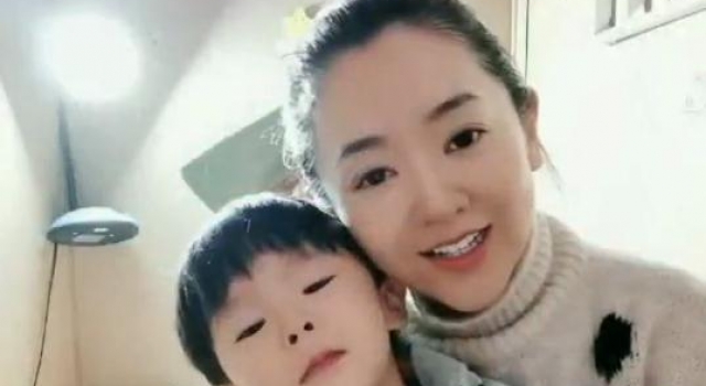月亮姐姐罕晒儿子近照，正好留锅盖头可爱帅气，意外暴露豪宅装潢