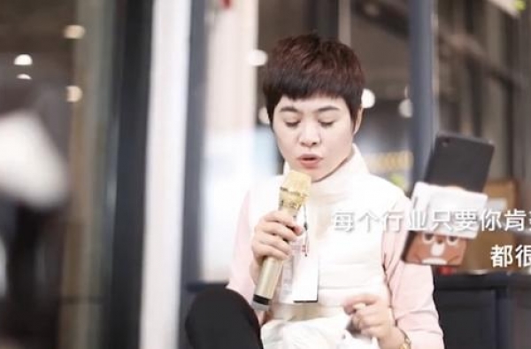 名主持王燕不主持去卖货，抱怨背后辛苦，被呛：好好做你的主持