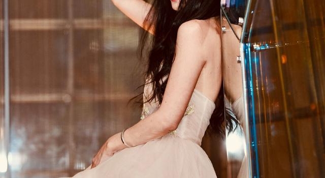 54岁温碧霞魅力不减，时尚大片华丽美艳