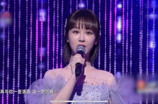 跨年晚会合照杨紫稳站中心位，天后那英都靠边，网友直言太不合适