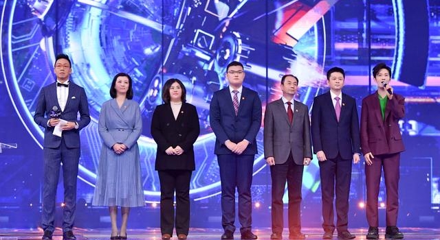 上海荧屏温暖跨年，抖音直播超1140万人参加，共祝明天会更好