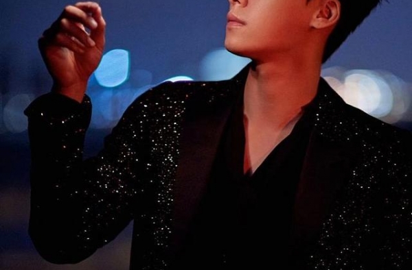 闪闪发光大宝贝！李易峰穿闪亮西装拍写真，夜色花火衬托高颜值