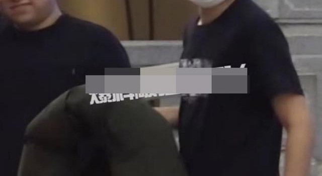 太没素质！文章公共场合随地小便，现身三亚疑和马伊琍母女度假