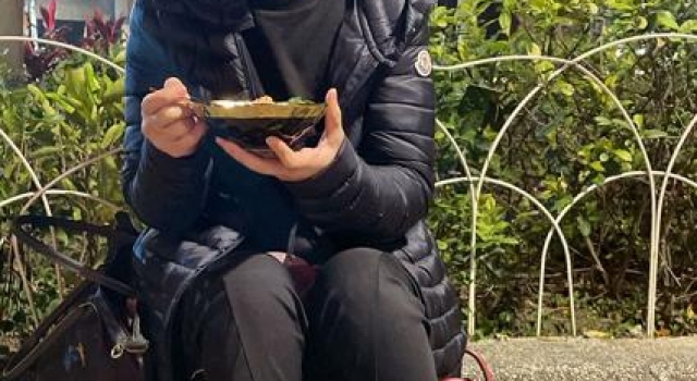 Selina素颜脸色苍白，街边吃豆花显凄凉，脚踝大露爆炸伤疤