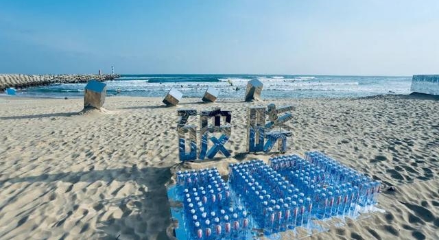他们到处寻找海岸线，想试试在海边做一场新年仪式