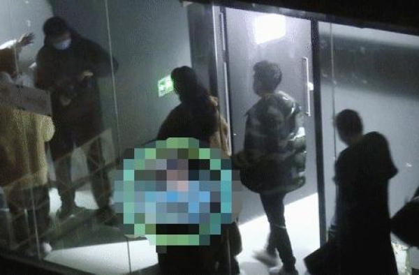范冰冰最新路透曝光！穿黑色露肩连体裤气场强大，三层颈纹太惹眼