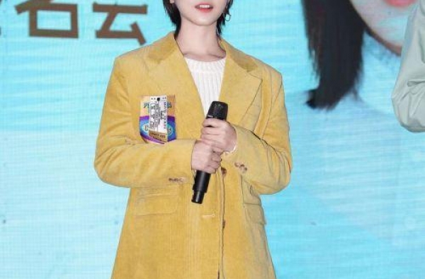 李觅尔现身都匀万达广场宣传新剧《加油呀！茉莉》