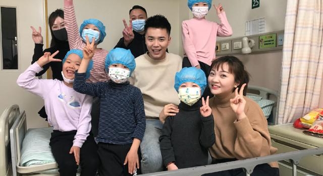 林妙可剧照曝光，齐刘海丸子头笑容甜，21岁背大挎包被嘲像大妈