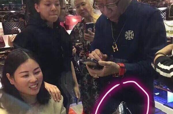 相声大师侯耀华现身保健店，在室内吞云吐雾，还被店员吐槽有脚气