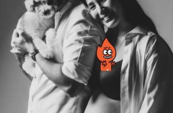 郑佩佩44岁女儿晒孕照，肥肚不肥身，露出内衣与老公亲密互动