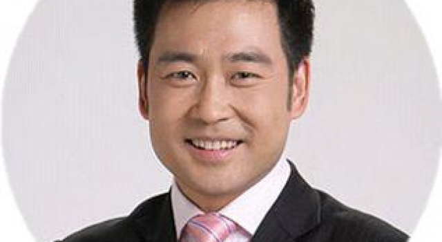 央视“男神”主持人火了！高分考上名校，变身“央视名嘴”！