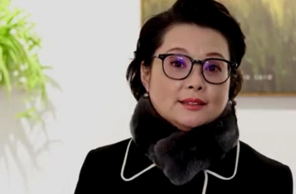 47岁袁立发福似阔太，腮帮子变宽脸变圆，双下巴显臃肿