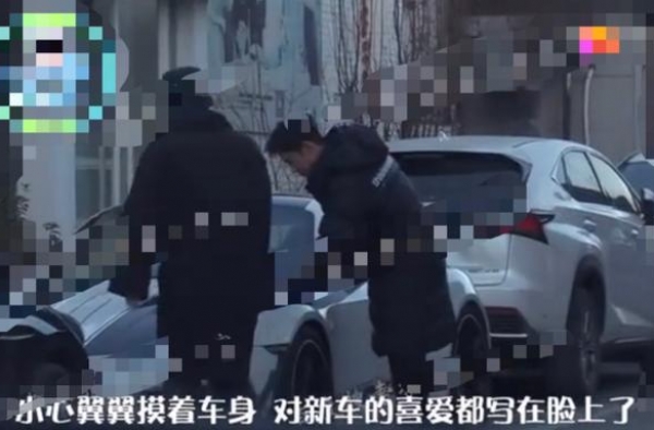 知名男星街头炫豪车，价格超两百万，28岁演戏不红也照样阔绰
