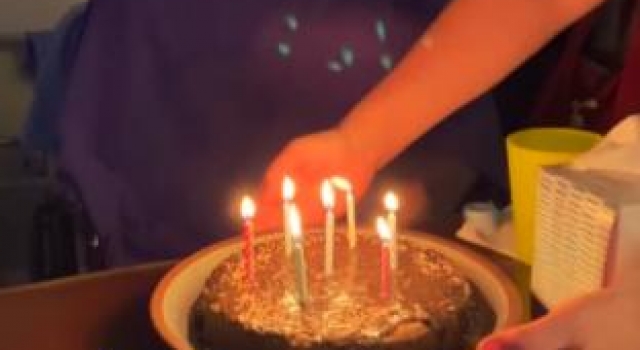 郑佩佩庆生照曝光，脸部浮肿难掩老态，蜡烛4次吹不灭显吃力