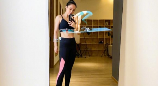 董璇穿内衣秀事业线，健美紧身裤勾勒S型身材，购万元镜子太豪气
