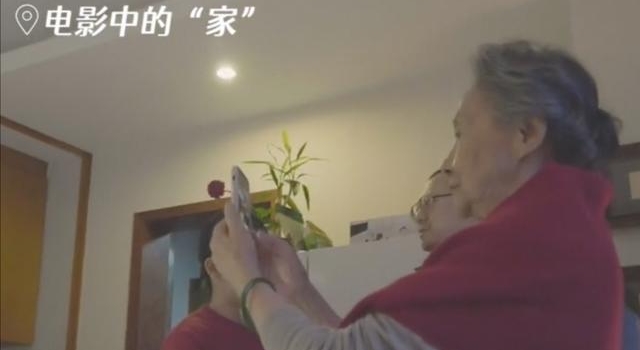 老戏骨自曝家中太破，拍戏62年没钱买房，看样板房满眼羡慕