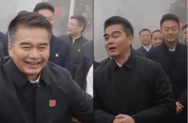 56岁许亚军被偶遇，头发花白眼角皱纹明显，比四婚娇妻苍老太多