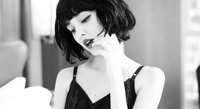 郑嘉颖小22岁娇妻晒写真，用手臂遮事业线防走光，神似LISA
