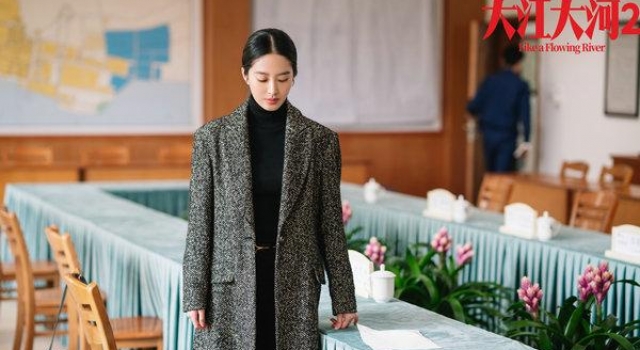 “大江大河2”杨采钰精致穿搭显知性 独立女性形象大获好评