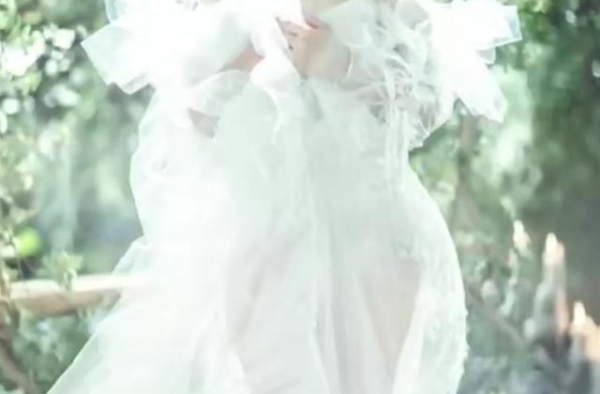 小魔仙孙侨潞遗照曝光！身着婚纱宛若仙子，因爱喝酒去世后遭网暴