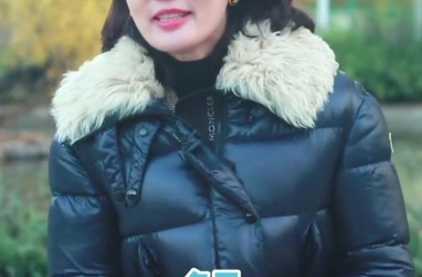 前央视主持人刘芳菲遭恶评，霸气回怼被嘲格局低，43岁仍很年轻