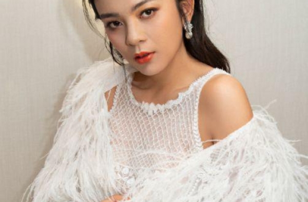 娱乐圈版仙人跳？谈莉娜穿高仿礼服迅速发酵，公司暗指是人为操纵