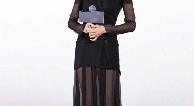 38岁张钧甯穿着深v长裙，大长腿若隐若现，身材窈窕四肢纤细