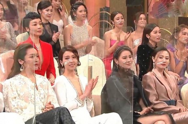 TVB颁奖礼统一戴塑料口罩，说话起雾还勒肉，现场直播测体温