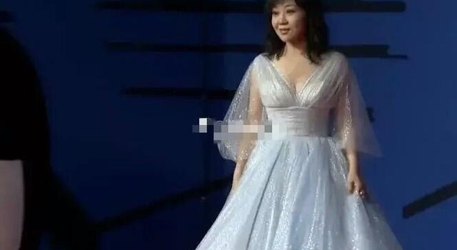 闫妮出席活动，穿仙女裙扮嫩无气场，生图皮肤暗沉法令纹重显老