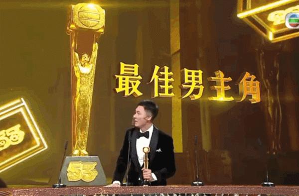 TVB视帝王浩信被曝频出轨，和小三同台封帝后？老婆表情有意思