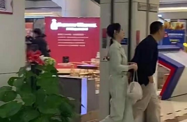张嘉益拍戏脖子前倾严重，与妻子王海燕合照罕见曝光，胖出新高度