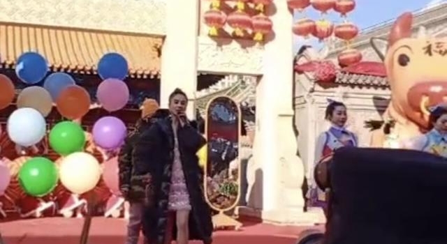 黄圣依参加小型商演，寒冬穿短裙跳舞太拼，星女郎风光不再？