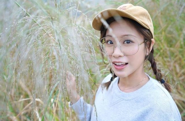 28岁女星被爆私密照，连体衣布料太少，摆拍姿势颠覆清纯形象