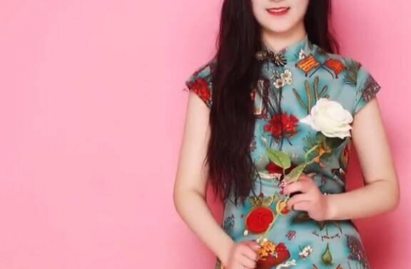 大衣哥儿媳写真罕曝光，穿紧身旗袍秀身材，手戴鸽子蛋般大的戒指