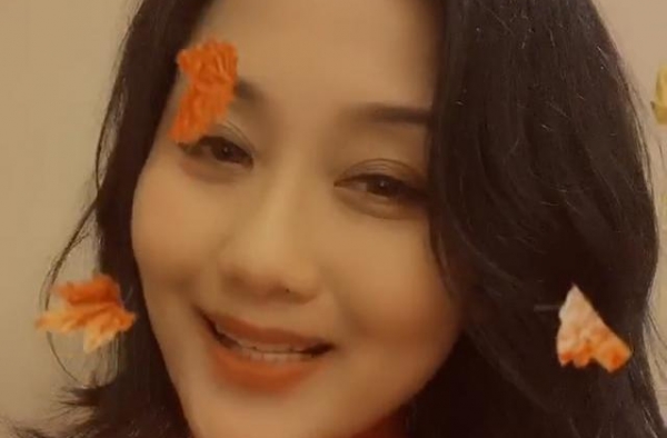 “富豪妈妈”李颖近况曝光，不演戏后直播卖货，身材出众大露香肩