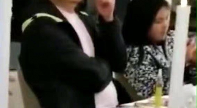 王岳伦当女儿面抽烟，让女儿吸二手烟，不见李湘两人关系惹人疑