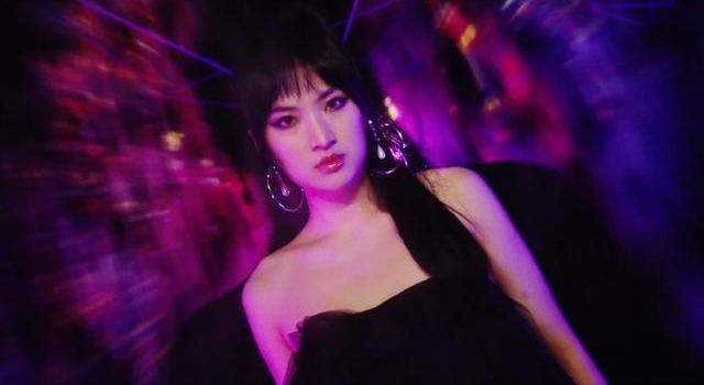 孟晚舟妹妹首支单曲被群嘲！穿貂皮配皮裤罕见大翻车，妆容像大妈