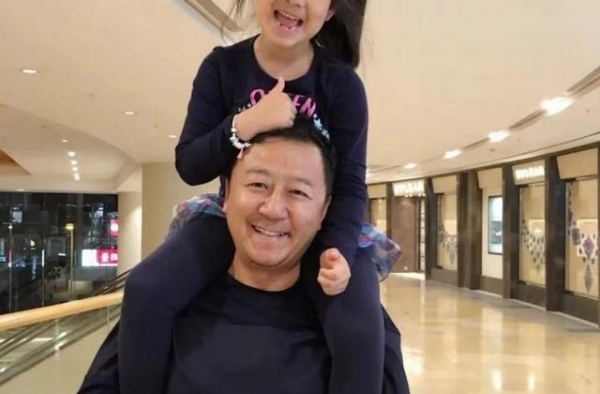 郭涛罕晒9岁小女儿！五官和爸爸如复制粘贴，身材壮实打扮接地气