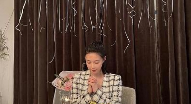 潘玮柏娇妻晒美照，穿紧身裤腿比手臂细，怀里玫瑰大到双手抱不住