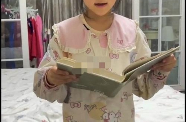 李小璐晒8岁女儿读书照，被指黑眼圈重，网友：好好照顾甜馨