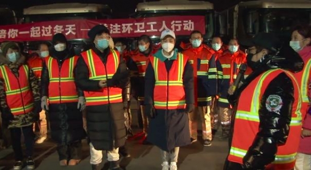 韩红携众明星扫大街，凌晨四点集体出动，春妮不顾形象蹲地擦护栏